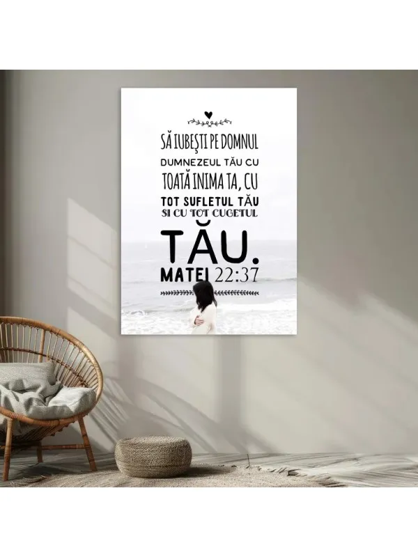 Tablou canvas Să iubești pe Domnul – Matei 22:37 pe fundal de mare, alb-negru — imaginea 3