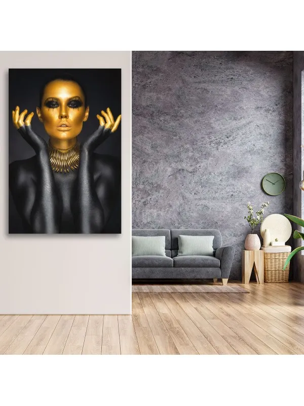 Tablou canvas Golden pride – femeie africană în negru și auriu — imaginea 3