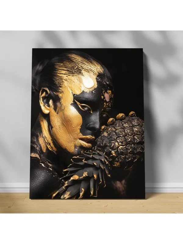 Tablou canvas Black pineapple – femeie africană în negru și auriu