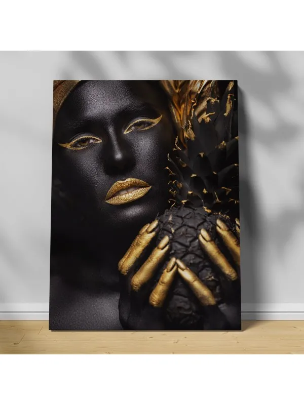 Tablou canvas Golden pineapple – femeie africană în negru și auriu