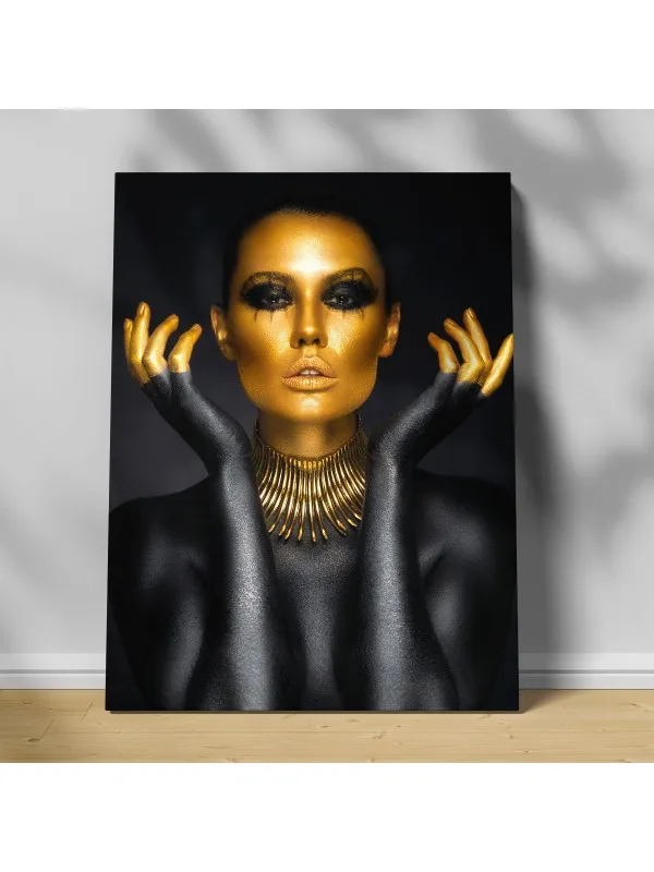 Tablou canvas Golden pride – femeie africană în negru și auriu
