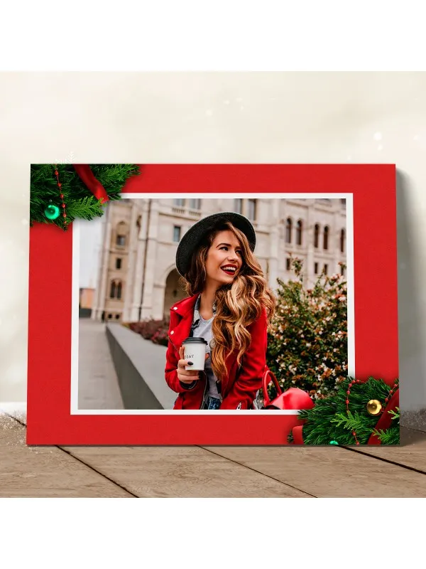 Tablou canvas personalizat de Crăciun cu poza ta – chenar roșu cu ornamente